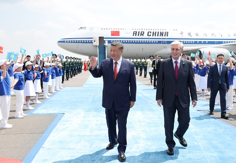 习近平抵达阿斯塔纳出席第二届中国—中亚峰会 习近平抵达阿斯塔纳出席第二届中国—中亚峰会