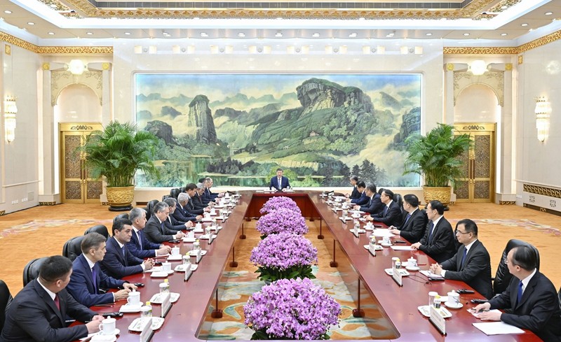 习近平集体会见上海合作组织成员国外长理事会会议外方代表团团长