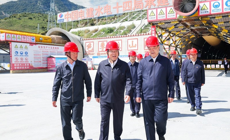 李强在西藏调研时强调：高质量实施国家重大工程项目 推动经济社会发展 增进各族人民福祉