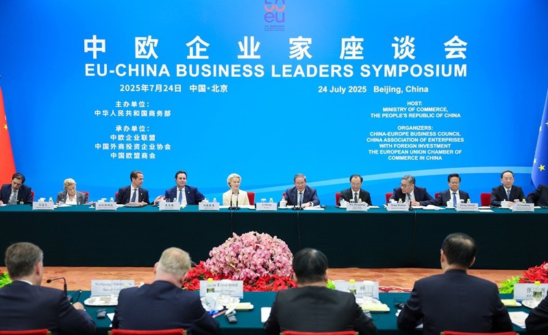李强同欧盟委员会主席冯德莱恩共同出席中欧企业家座谈会