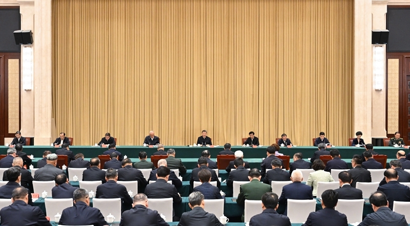 习近平在听取新疆维吾尔自治区党委和政府工作汇报时强调：完整准确全面贯彻新时代党的治疆方略 努力建设团结和谐、繁荣富裕、文明进步、安居乐业、生态良好的社会主义现代化新疆