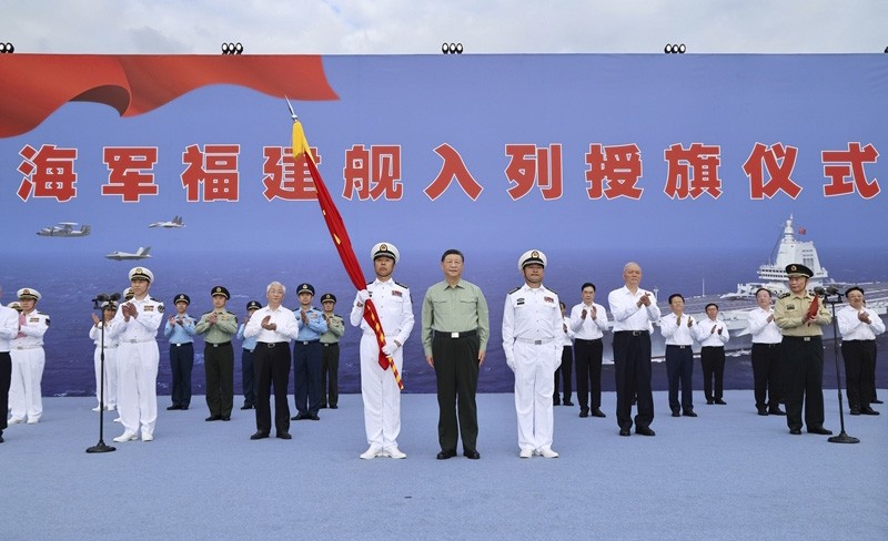 我国第一艘电磁弹射型航空母舰入列 习近平出席入列授旗仪式并登舰视察