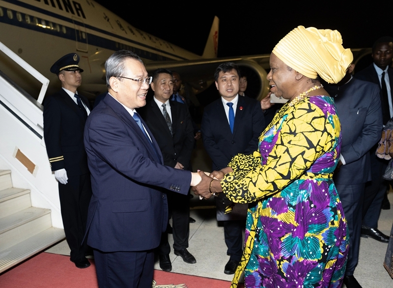 李强抵达卢萨卡开始对赞比亚进行正式访问