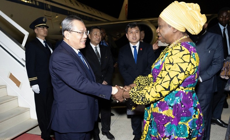 李强抵达卢萨卡开始对赞比亚进行正式访问
