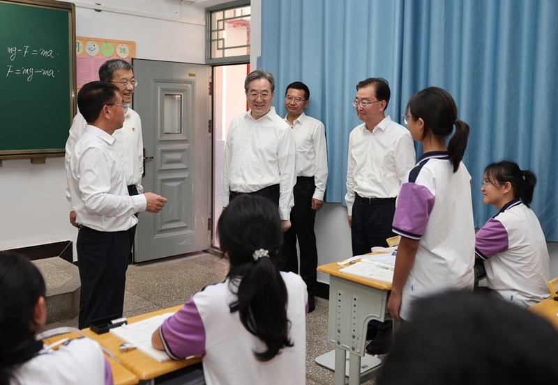 丁薛祥在云南调研时强调 全面贯彻党的教育方针 深入推进基础教育高质量发展